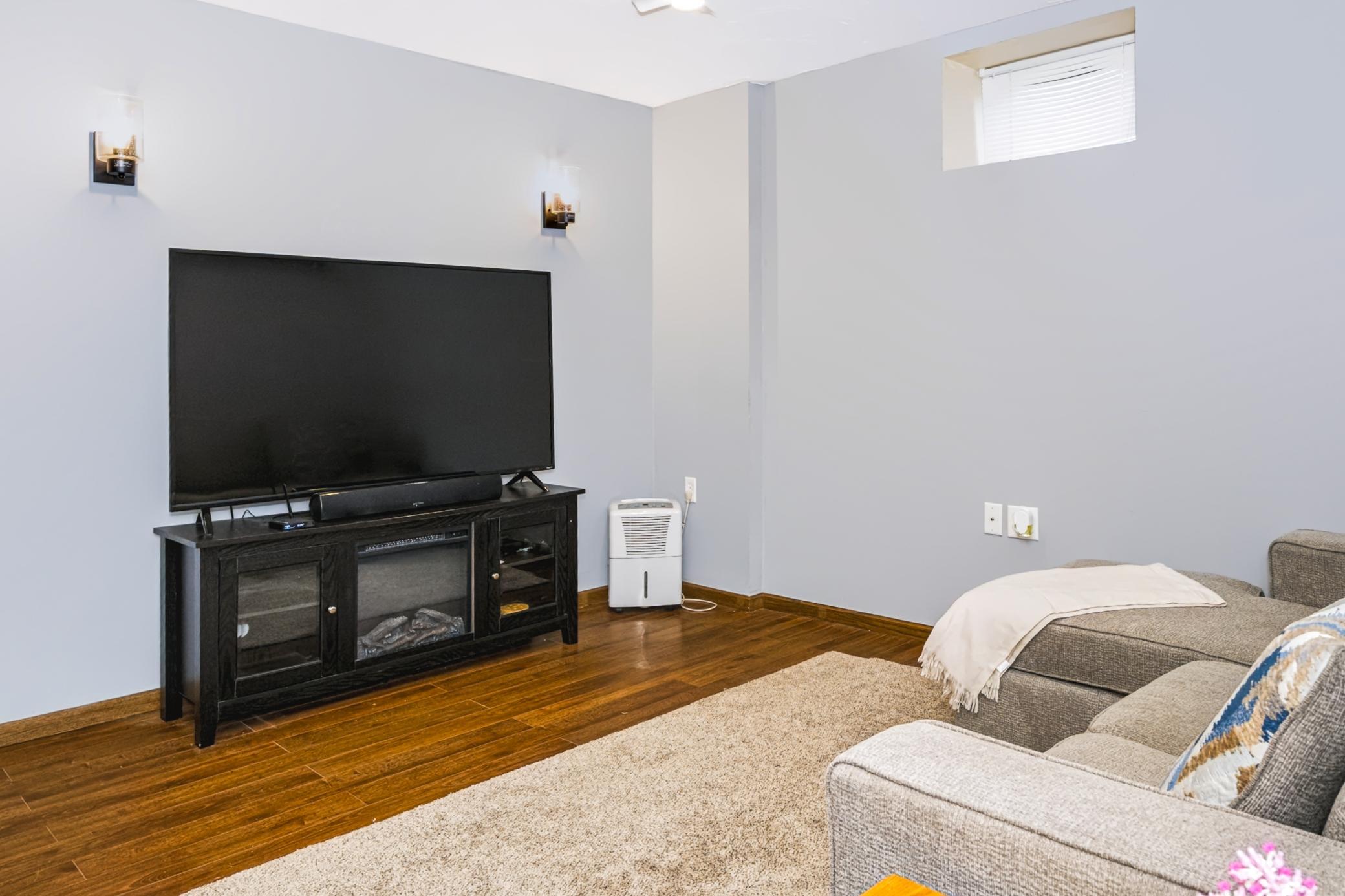 43-Family Room - LL.jpg