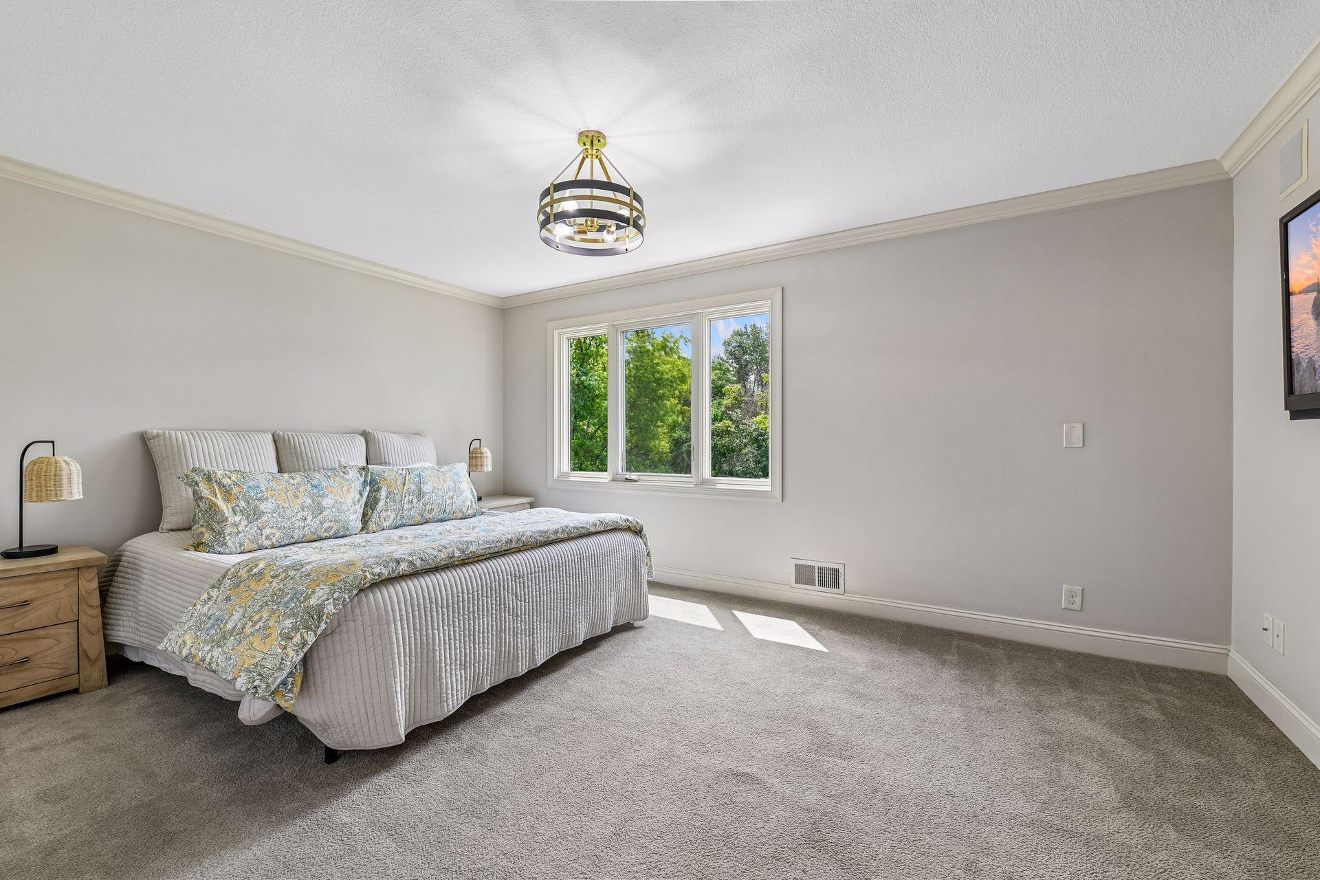 Upper-level primary suite