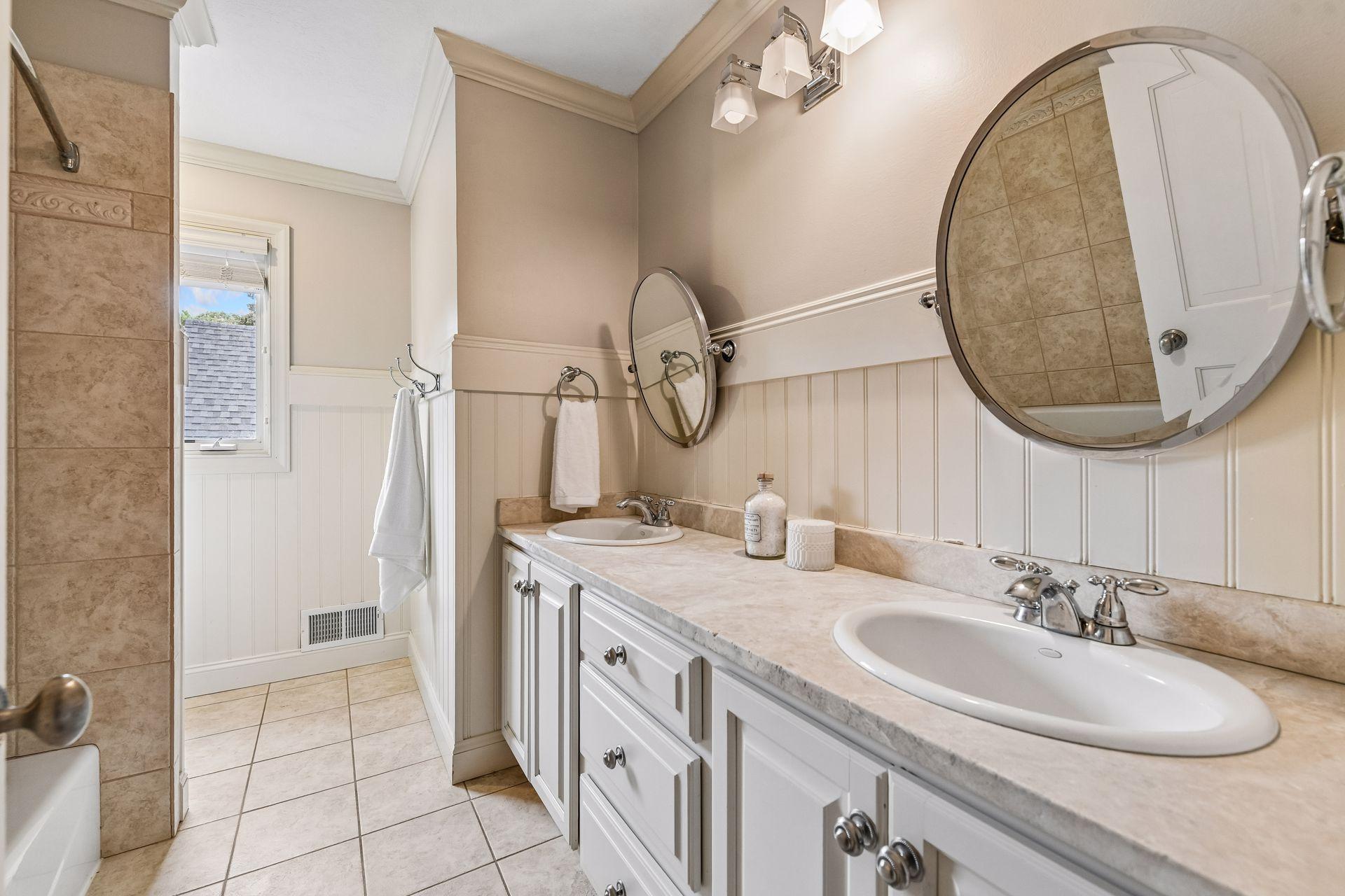 Upper-level full bathroom