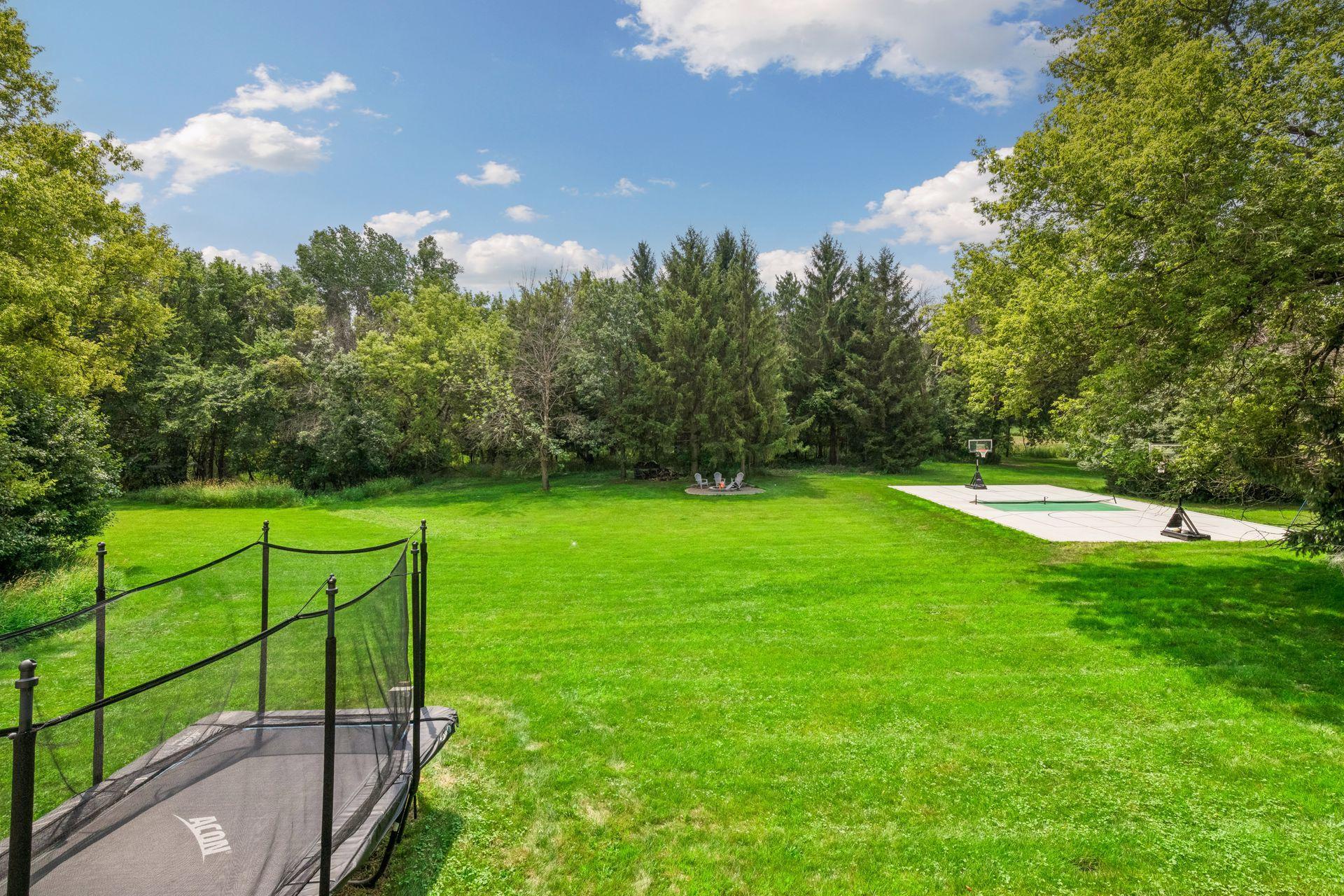 Amazing green space, fun fire pit and sportcourt!