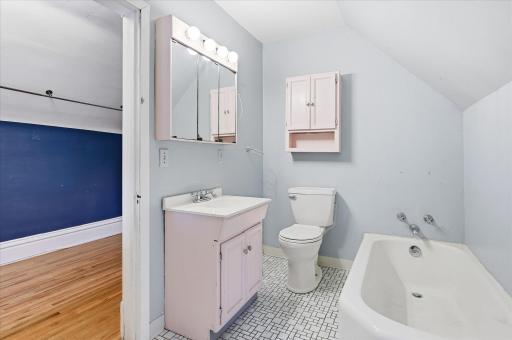 705 Jefferson Ave - Upper level bath