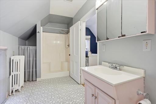 705 Jefferson Ave - Upper level bath - separate shower