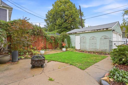 705 Jefferson Ave - Patio/back yard