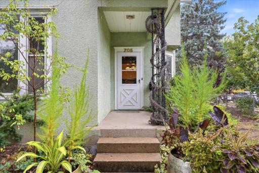 705 Jefferson Ave - Covered front entry