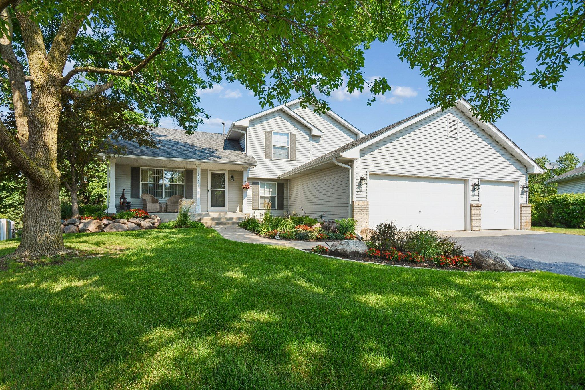This home is a private cul-de-sac that offers a secluded, quiet, environment with mature trees, a parklike setting and minimal traffic.