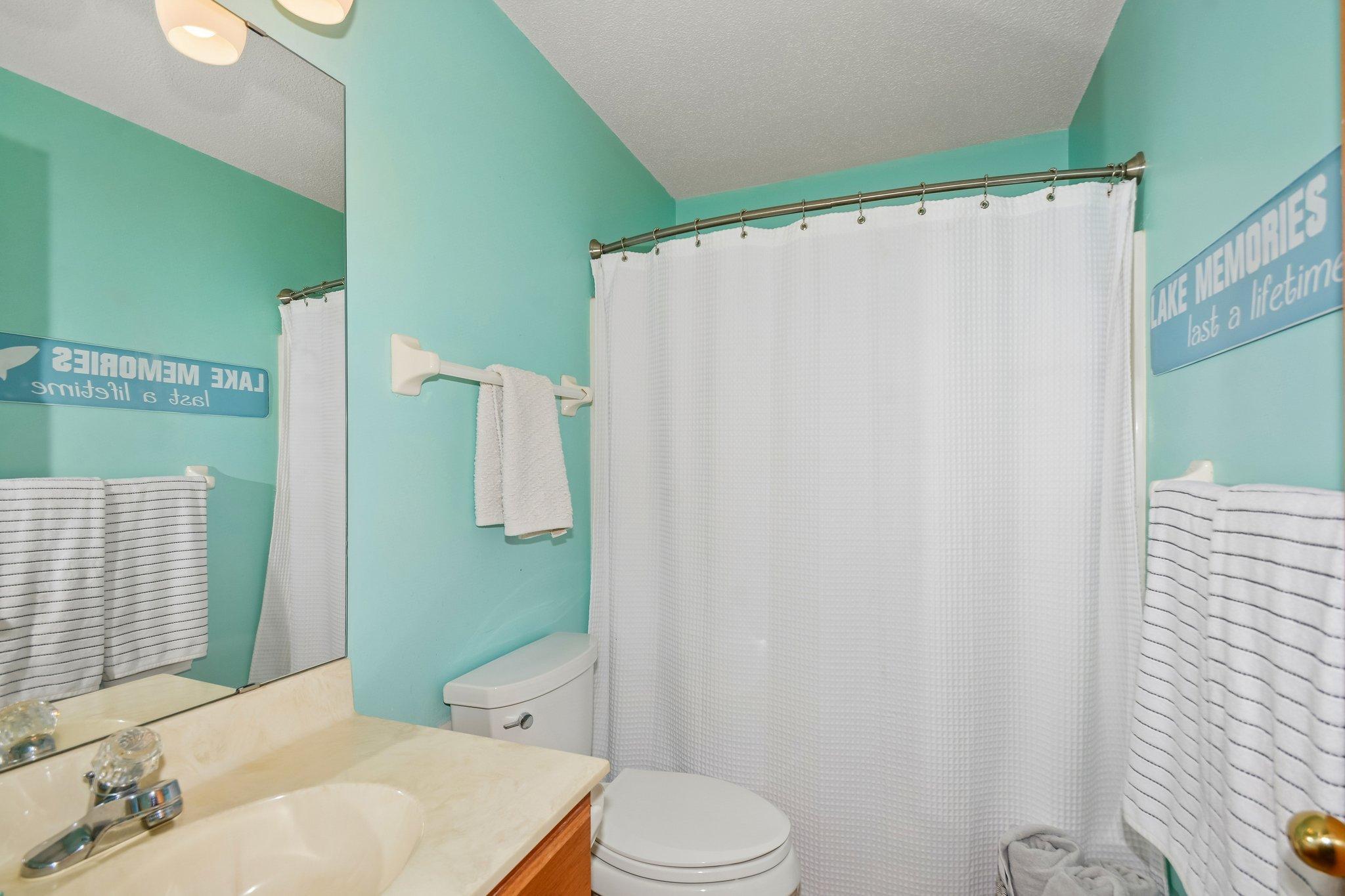 Upper level full bath.