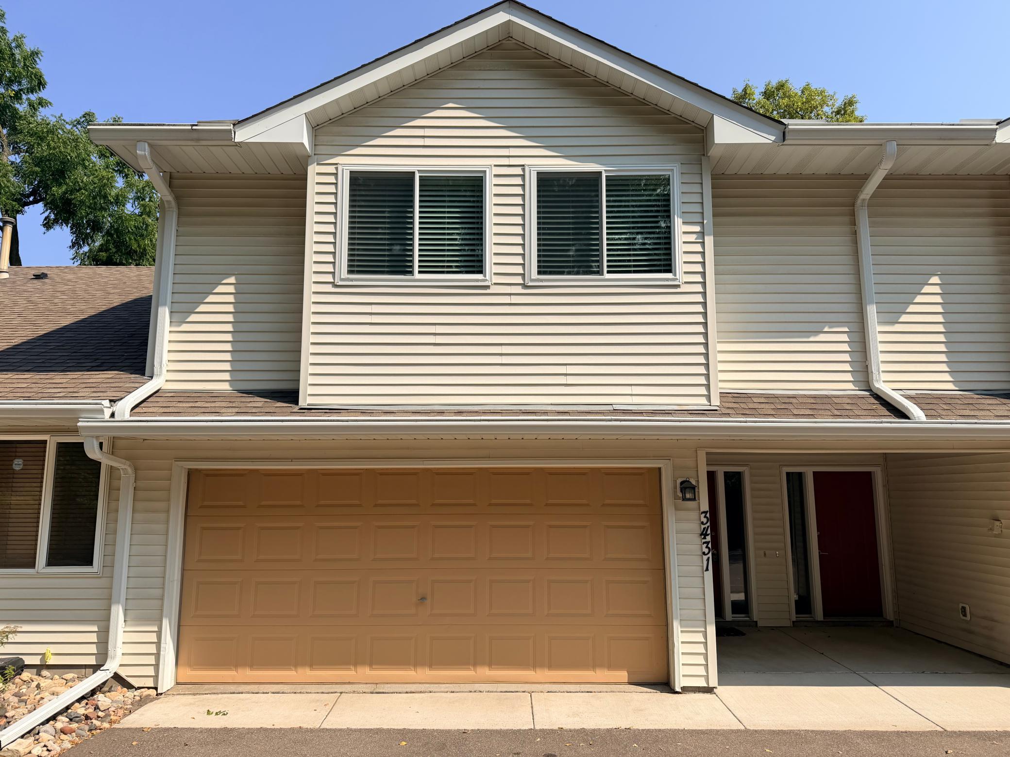 Move-in ready 2BR/1BA townhome in Crystal