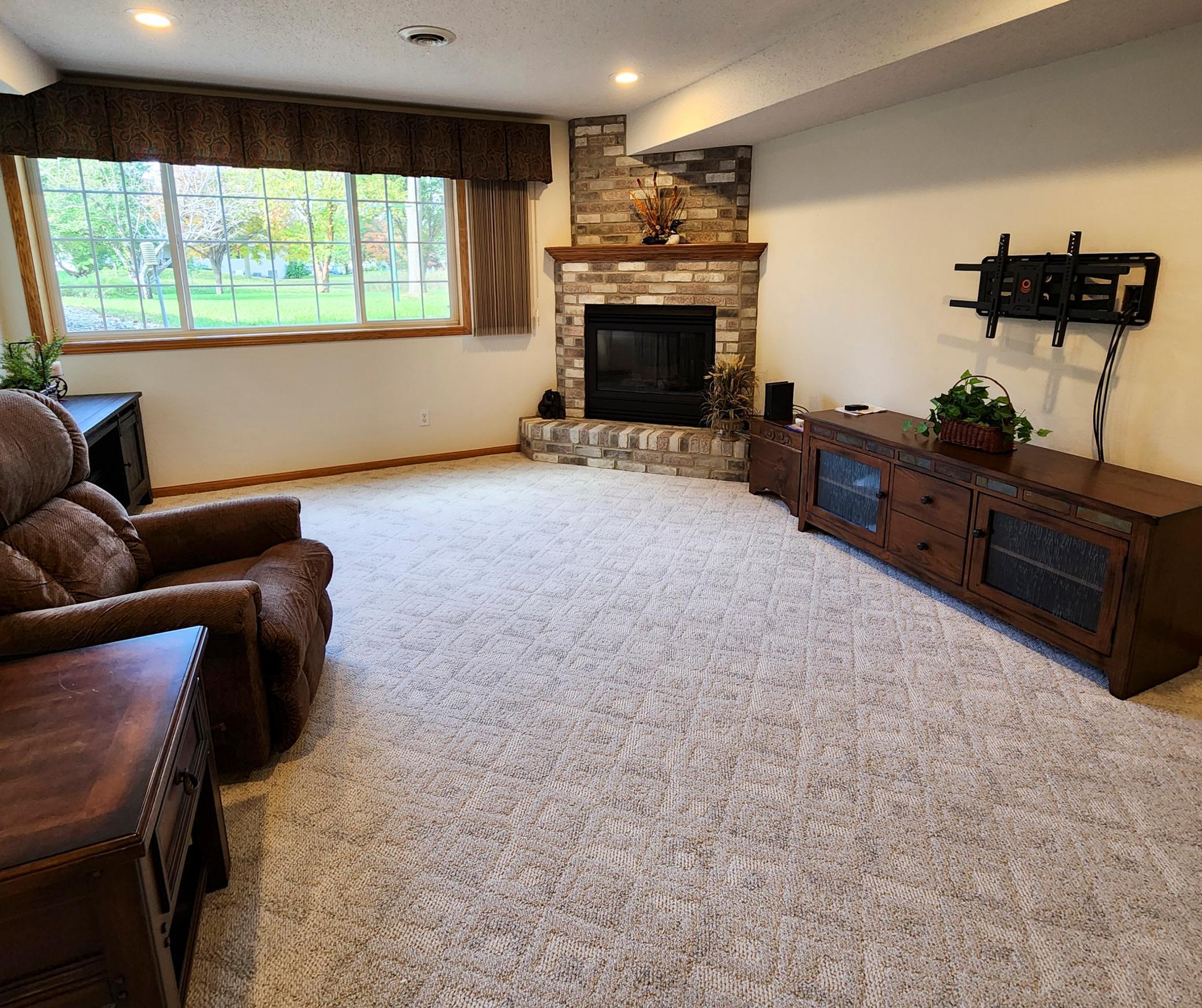 Beautiful Gas Fireplace in LL Family Room