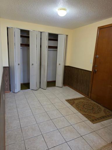 10154.jpg 8' x 9' foyer (8' closet space)