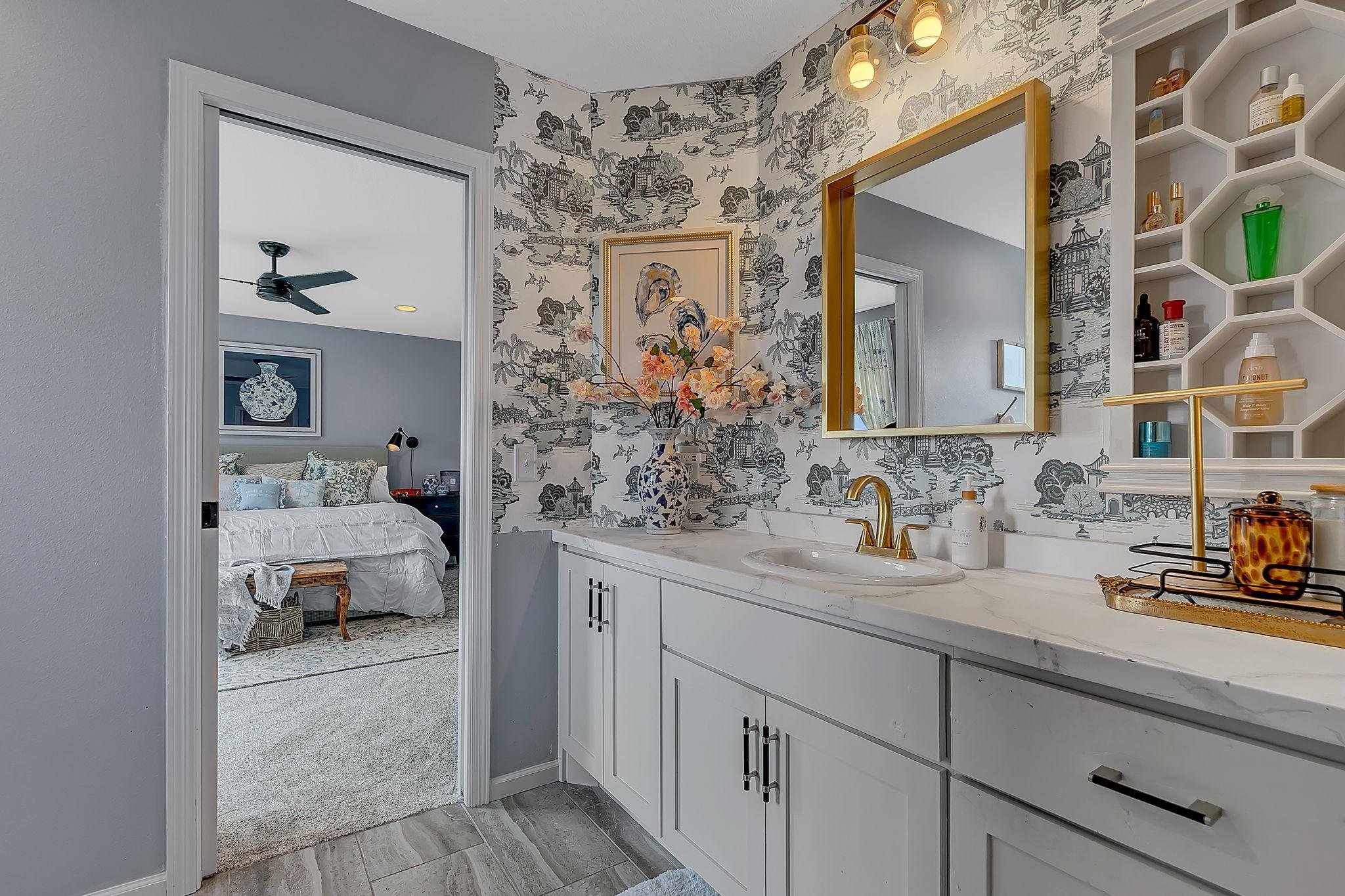Primary bathroom w/double sinks