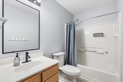 Upper Level: Full Bath