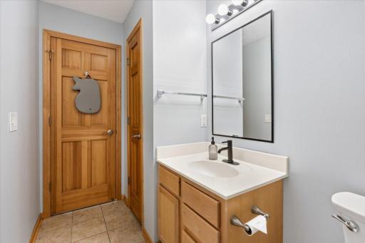 Upper Level: Full Bath