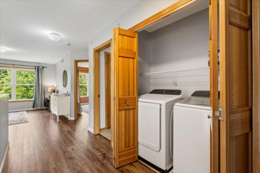 Upper Level: Hall / Laundry