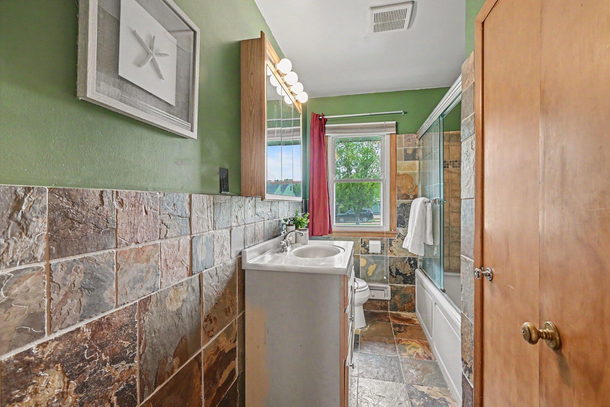 Main floor full bath with slate tile