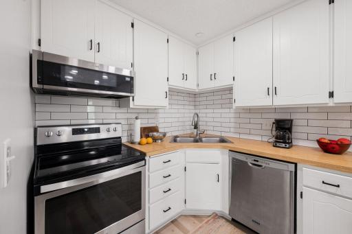 8717 N Maplebrook Circle, Brooklyn Park, MN 55445