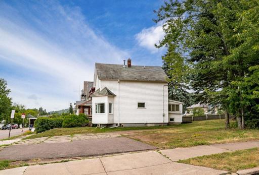 1027 E 9th Street, Duluth, MN 55805