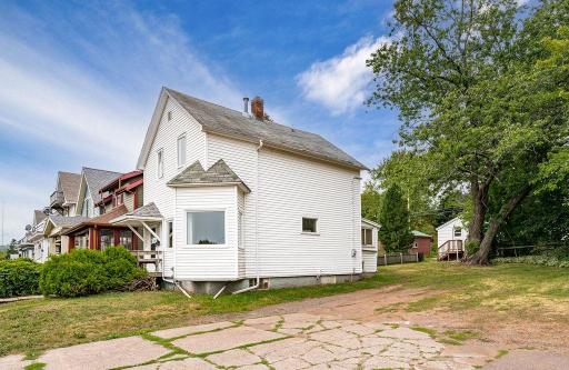 1027 E 9th Street, Duluth, MN 55805