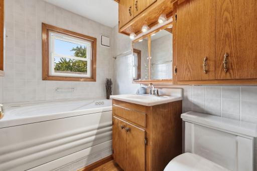 # 1, Bathroom w/Jetted Tub