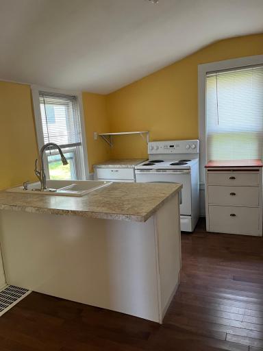 755kitchen2.jpg