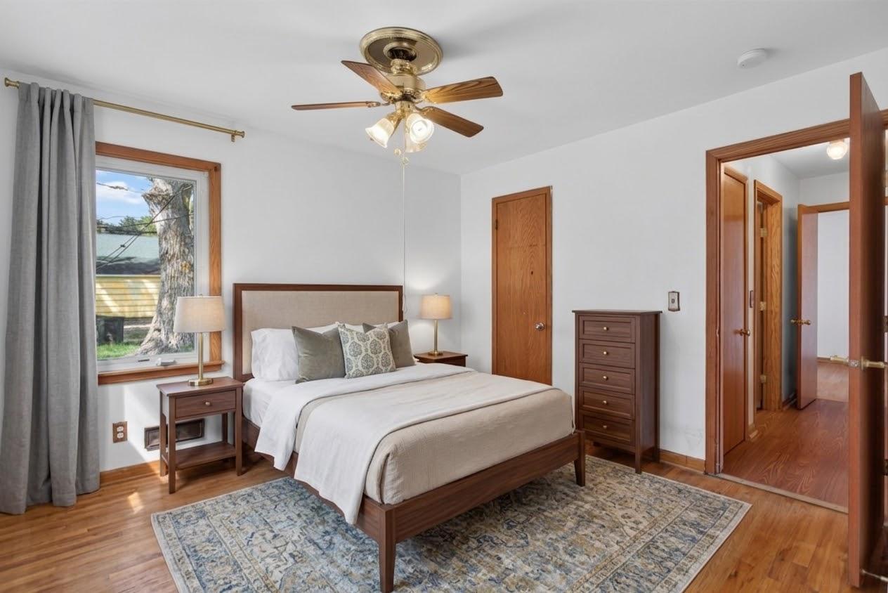 Main floor bed 1 - Virtually staged