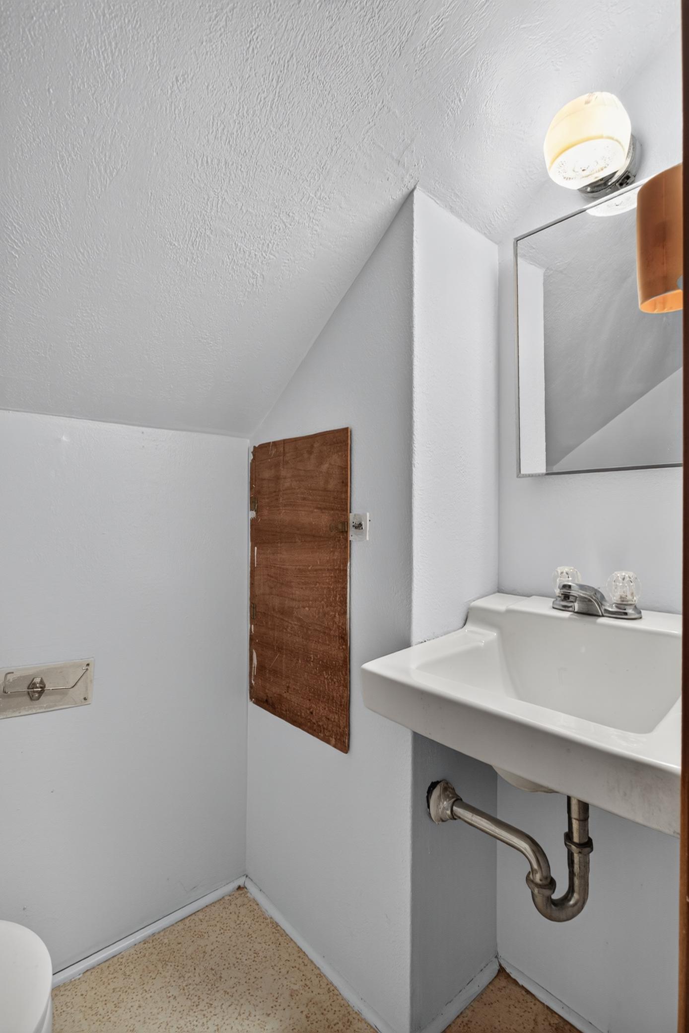 Upstairs 1/2 bath primary suite