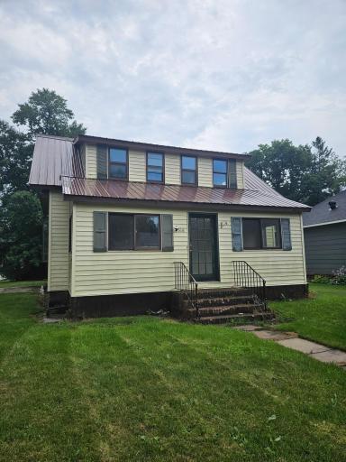 316 Roberts Avenue NE, Warroad, MN 56763