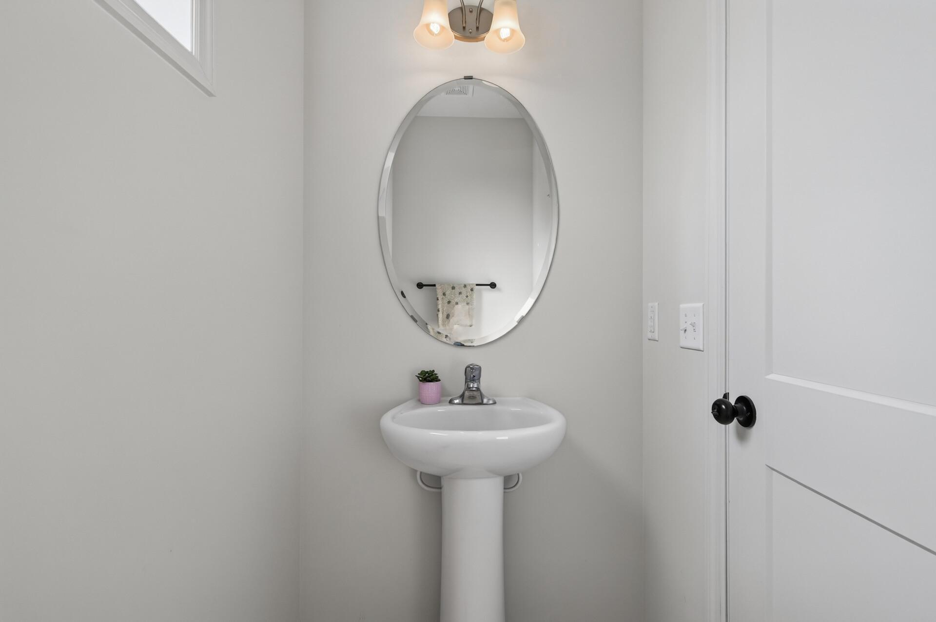 Main level 1/2 bath