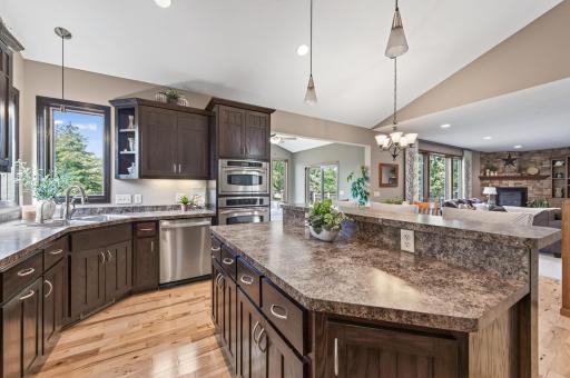 Stainless Steel Appliances and Double Oven make cooking fun!