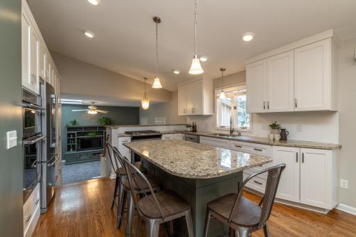 Kitchen Features Center Island and Granite Counters