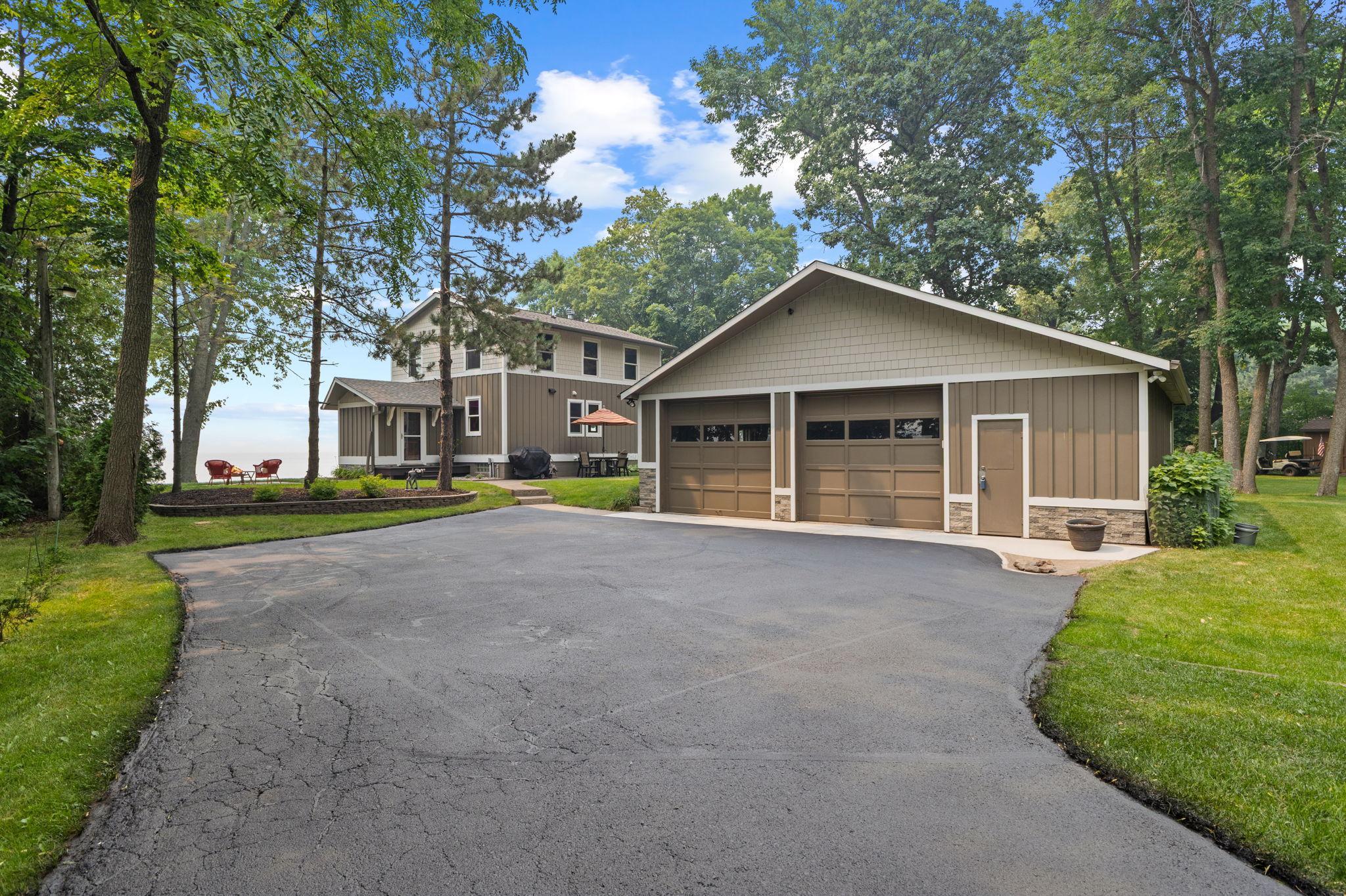 Beautiful lake retreat that you will fall in Love with!