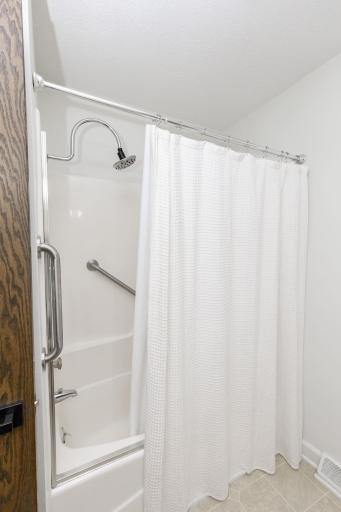 2544 Arrowhead Road S, Fargo, ND 58103