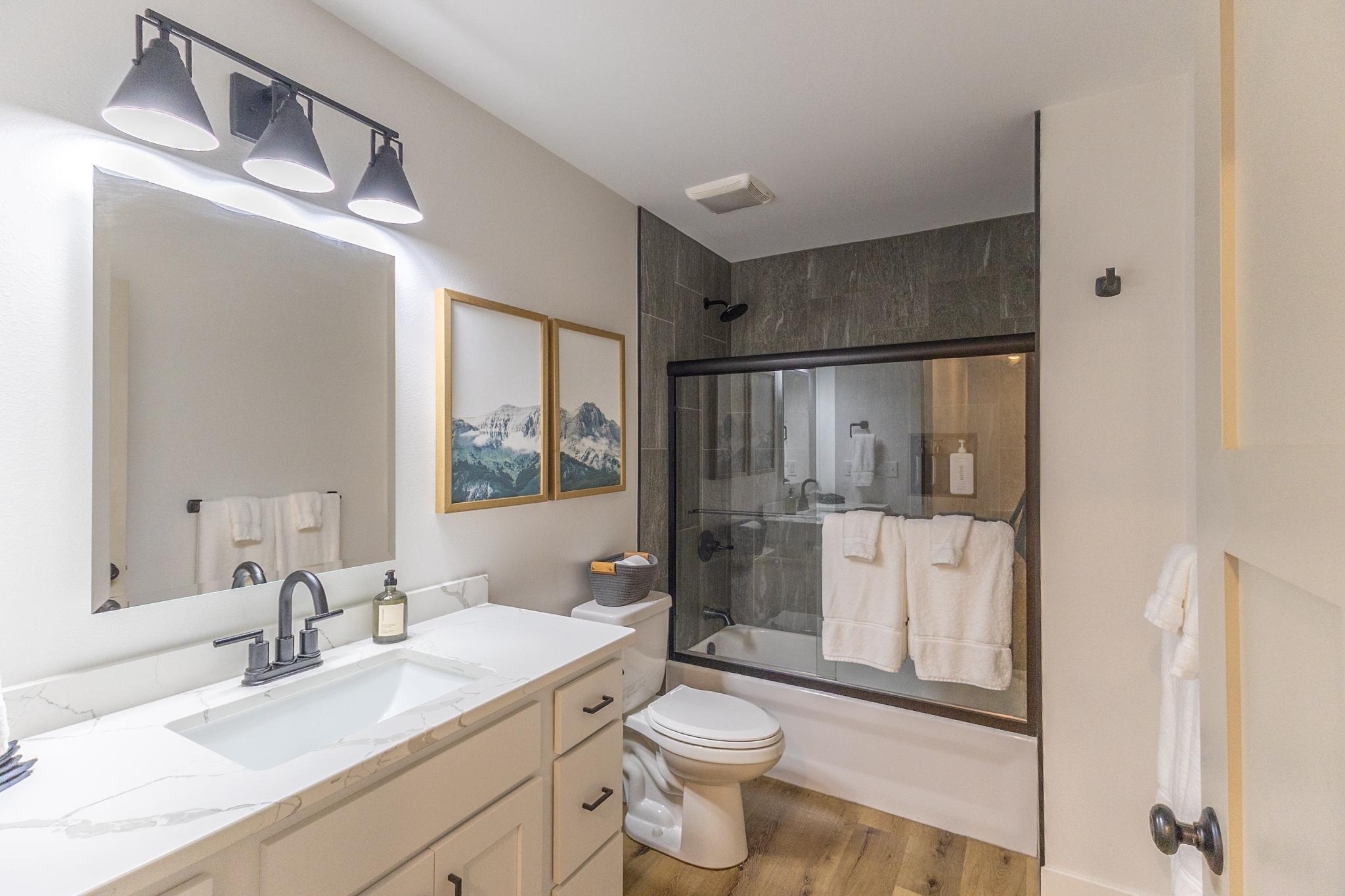 Main floor full bath-35.jpg