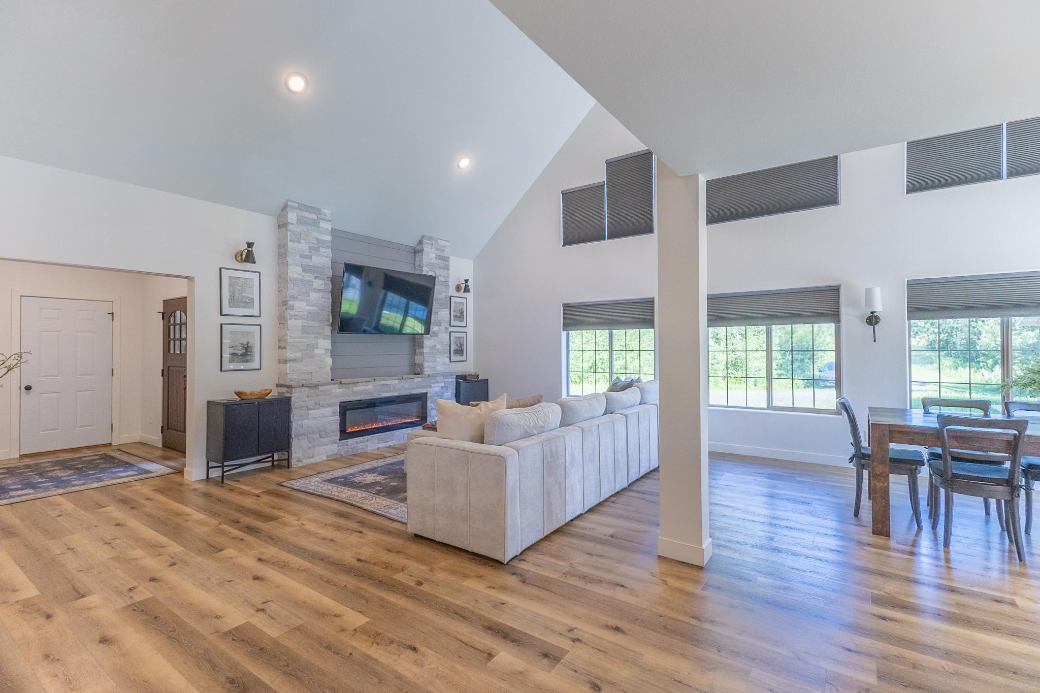 Emerald Pines living room-26.jpg