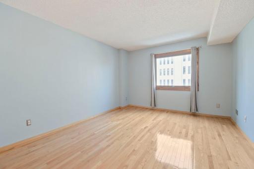 121 Washington Ave S - Web Quality - 004 - 04 Living Room.jpg