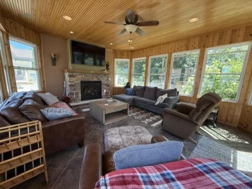 1325 6th Avenue N, Windom, MN 56101