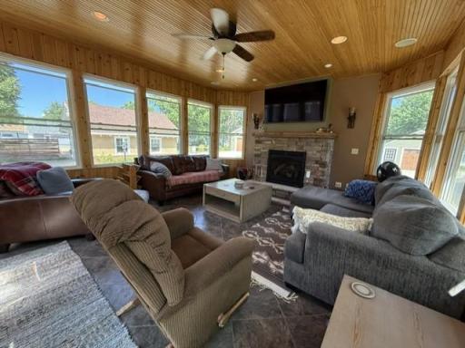 1325 6th Avenue N, Windom, MN 56101
