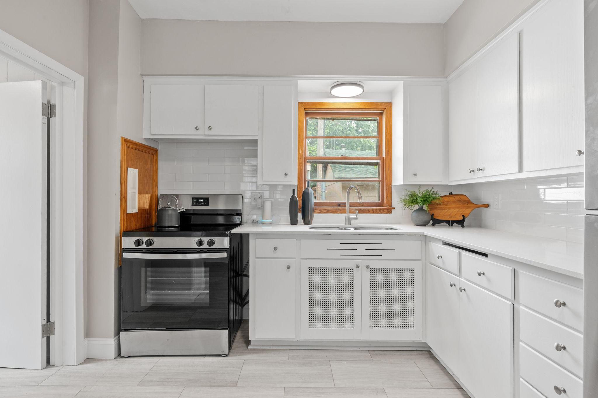 15-web-or-mls-4430 40th Ave N-15.jpg