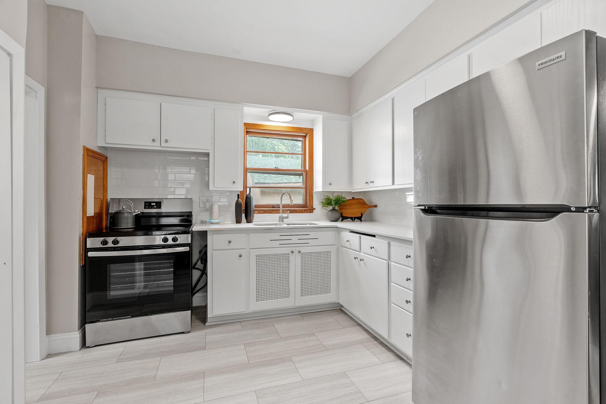 14-web-or-mls-4430 40th Ave N-14.jpg