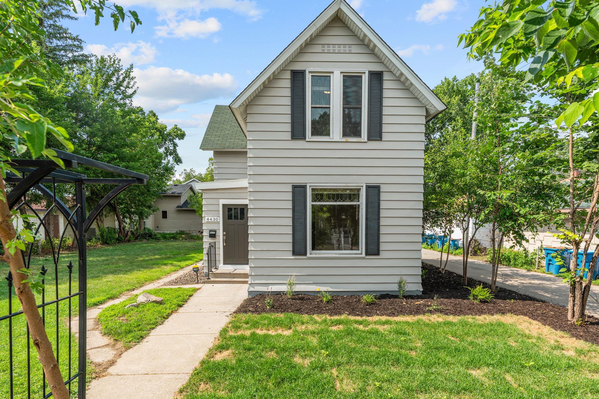 3-web-or-mls-4430 40th Ave N-3.jpg