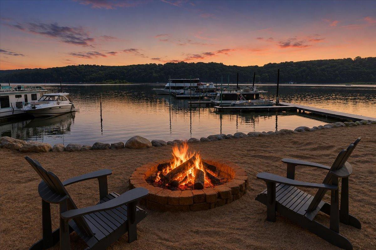 Enjoy evenings down by the river!