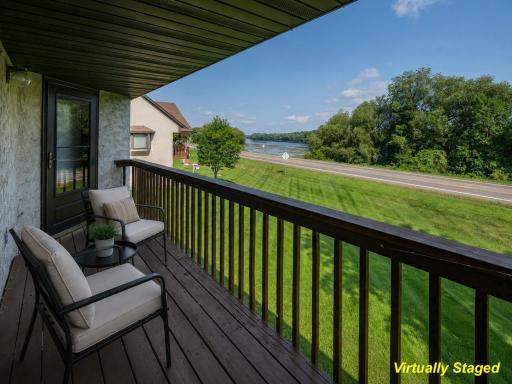 Enjoy beautiful setting! Mississippi River views