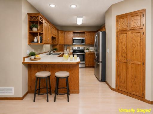 Easily put out the drinks and snacks on breakfast bar