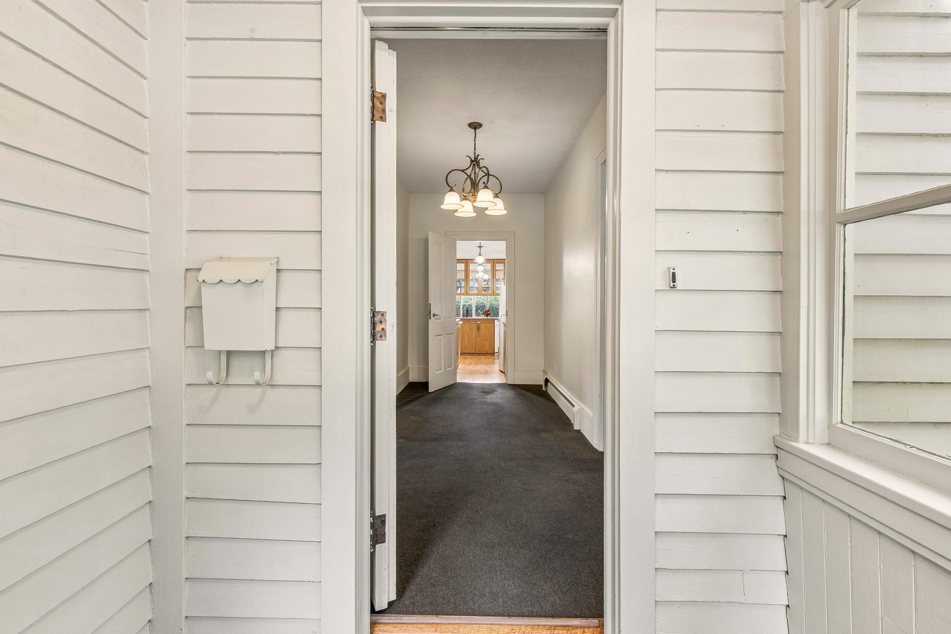 Open & airy - a clear site line from front door to backyard