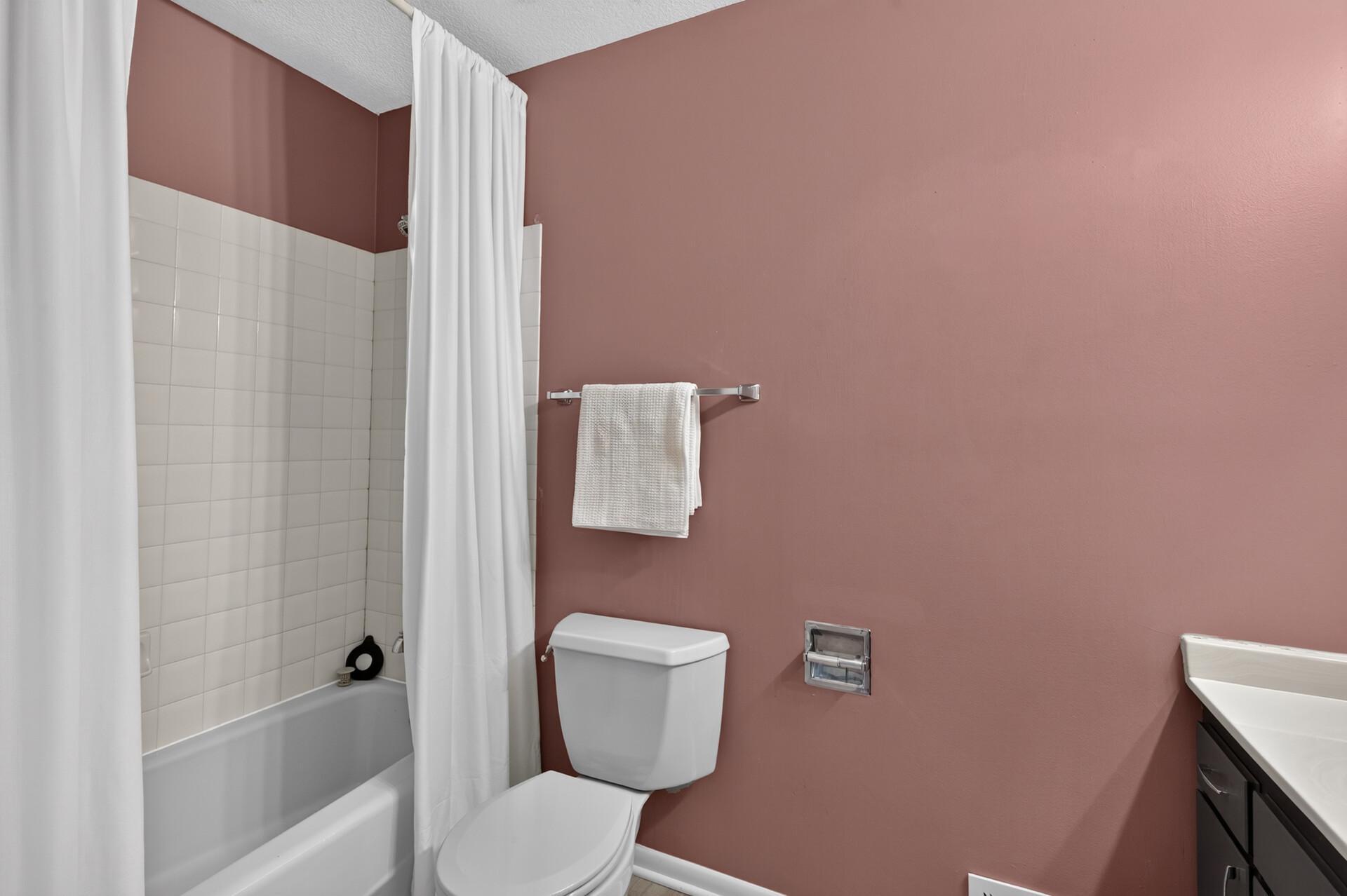 Upper level full guest bath