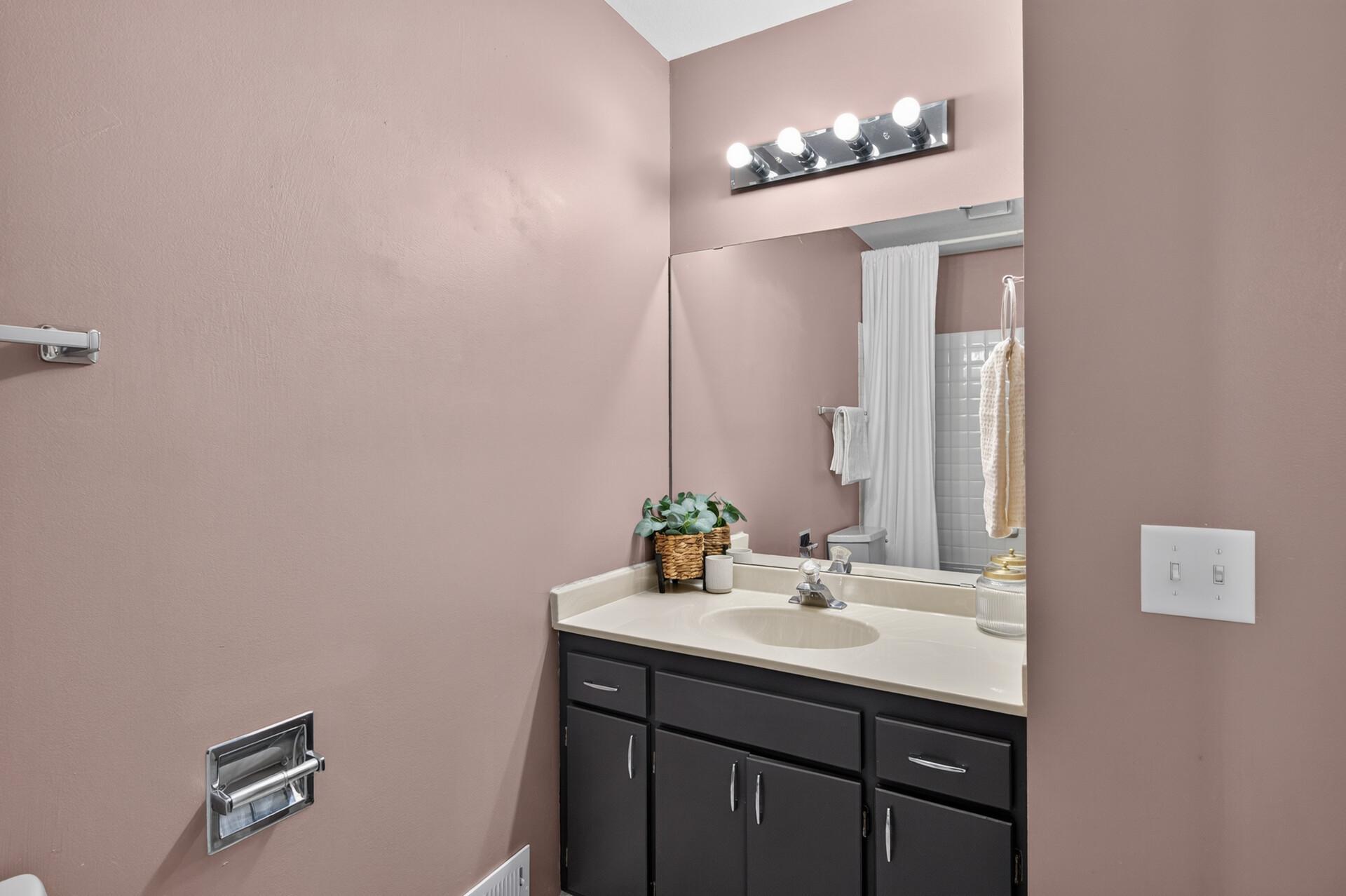 Upper level full guest bath