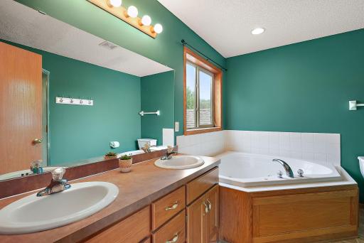 Dual sinks and a soaking tub