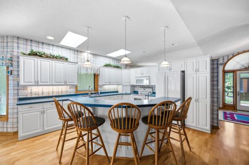 Kitchen island with plenty of seating - great for entertaining!