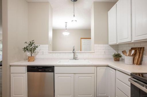 The open serving counter keeps the kitchen connected to the dining area, making entertaining and everyday conversations effortless.