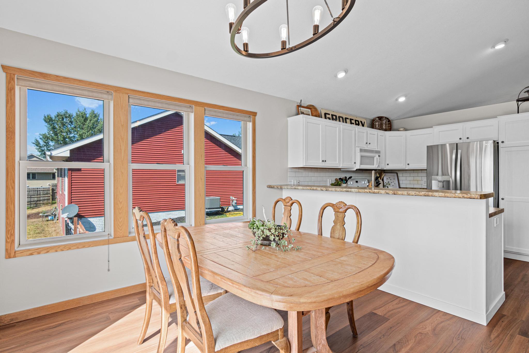 Light & bright dining area and expansive breakfast bar.
