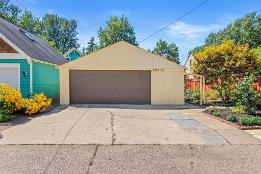 Oversized 2-stall garage
